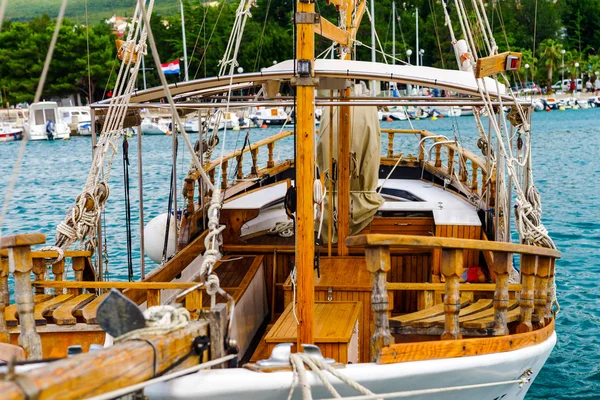 Barcos y yates en el mar Adriático, Croacia —  Fotos de Stock
