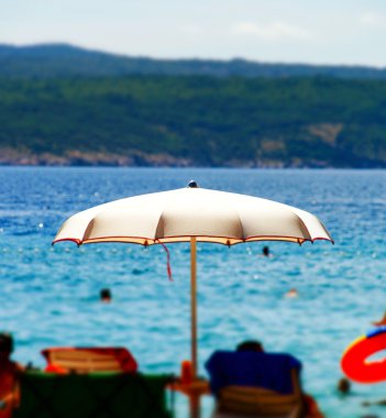 Tilt-shift plaj manzarası sıcak havalarda deniz resort doğum