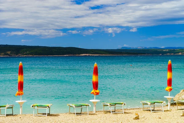 Leerer Meeresstrand mit geschlossenen Sonnenschirmen, Kroatien, stürmisches Wetter — Stockfoto