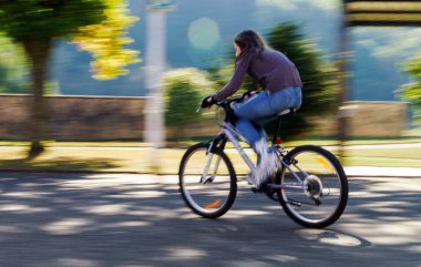 Genç kız içinde roller Bisiklet botlar. Çekim hızı