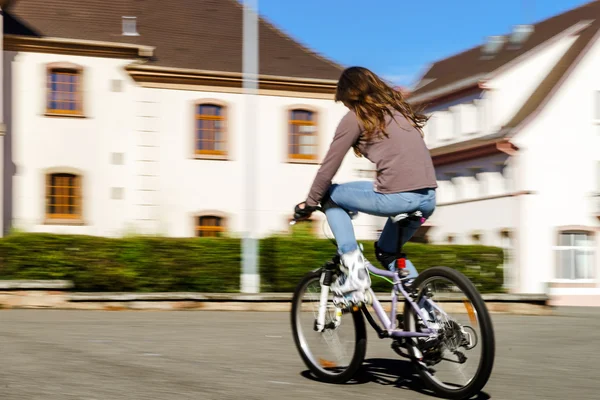 Adolescente bicyclette en bottes à roulettes. Vitesse de tir — Photo