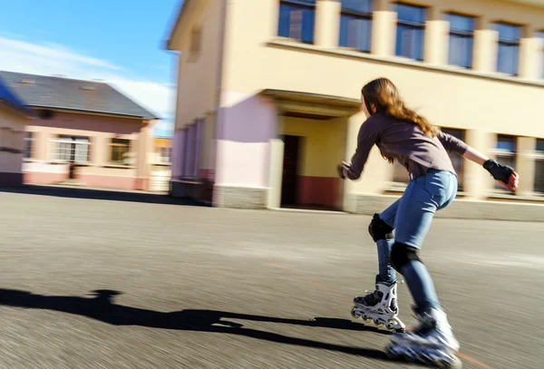 Tenage girl rollering. Movimento rápido . — Fotografia de Stock