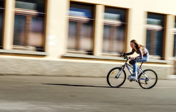 自転車ローラー ブーツで 10 代の少女。撮影速度 — ストック写真