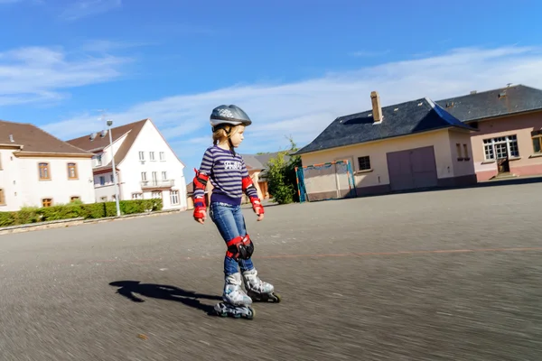 Schattig klein meisje leren rollering in het park — Stockfoto