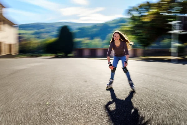 Chica tenista rodando. Movimiento rápido . — Foto de Stock