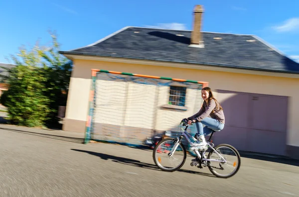 Tonårig flicka cykla i rull stövlar. Hastighet skytte — Stockfoto