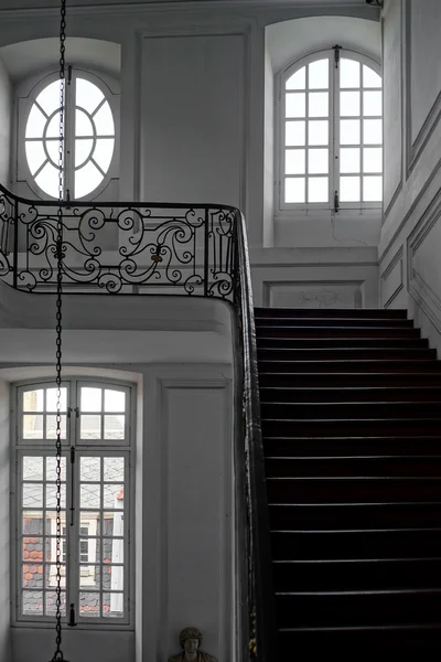 Hermoso interior con escalera en el museo — Foto de Stock