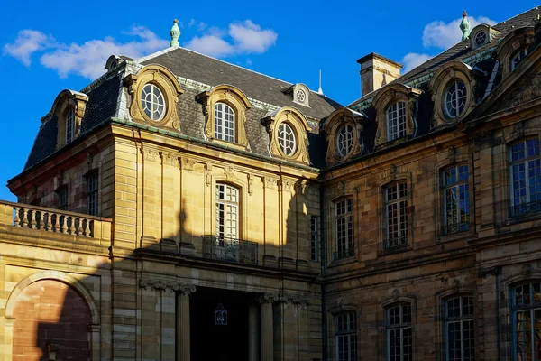 Vista clásica del palacio francés al atardecer — Foto de Stock