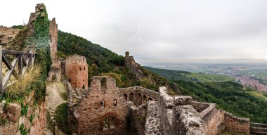 Görkemli Ortaçağ Kalesi Saint-Ulrich tepenin üst kısmında