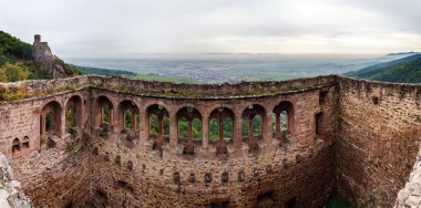 Görkemli Ortaçağ Kalesi Saint-Ulrich tepenin üst kısmında