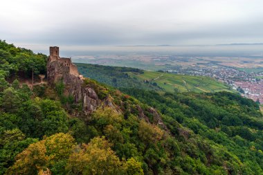 Tepe üzerinde Girsberg görkemli ortaçağ kalesi kalıntıları