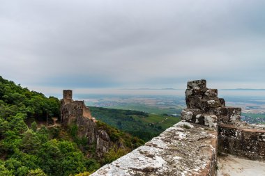 Tepe üzerinde Girsberg görkemli ortaçağ kalesi kalıntıları
