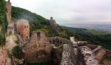 Görkemli Ortaçağ Kalesi Saint-Ulrich tepenin üst kısmında