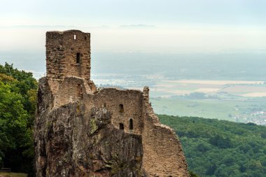 Tepe üzerinde Girsberg görkemli ortaçağ kalesi kalıntıları