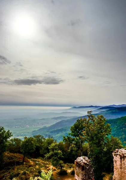 Prachtige bergen landschap vanaf de top van de heuvel met mist — Stockfoto