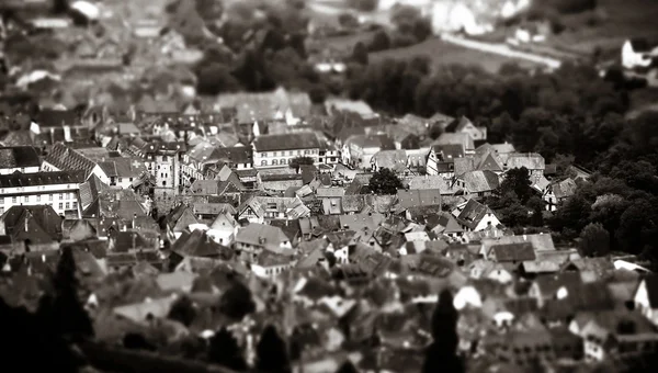 Lotnicze panoramiczne tilt-shift widok wieś Ribeauvillé z dro — Zdjęcie stockowe