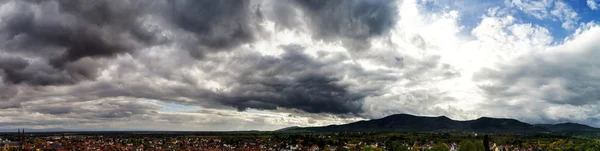 Панорамный вид на долину и бурное облачное небо — стоковое фото