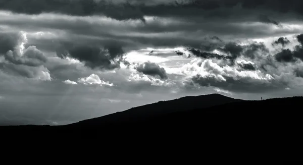 Siluett av berg på stormig himmel bakgrund — Stockfoto