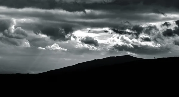 Silueta de montaña sobre fondo de cielo tormentoso —  Fotos de Stock