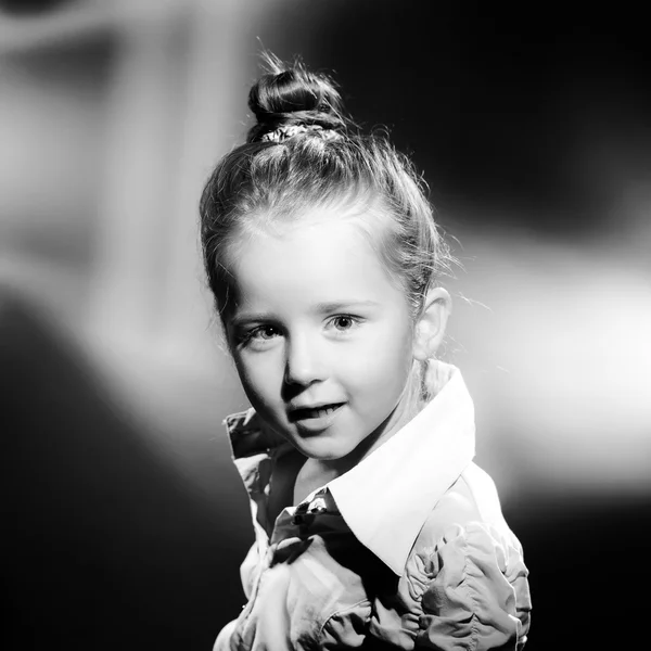 Expressivo retrato da menina pré-escolar no estilo vintage harcourt — Fotografia de Stock