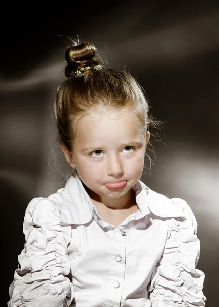 Portrait de fille préscolaire expressif dans le style vintage Harcourt — Photo