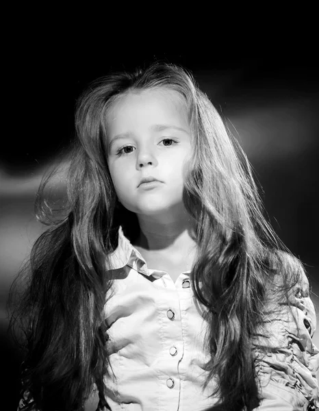 Expresivo retrato de niña preescolar en estilo vintage harcourt —  Fotos de Stock