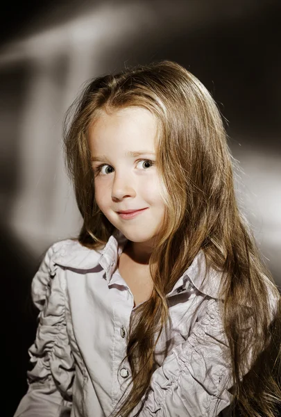 Expressivo retrato da menina pré-escolar no estilo vintage harcourt — Fotografia de Stock