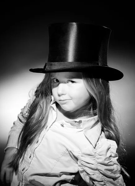 Expresivo retrato de niña preescolar en estilo vintage harcourt —  Fotos de Stock