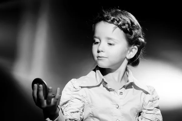Expresivo retrato de niña preescolar en estilo vintage harcourt —  Fotos de Stock