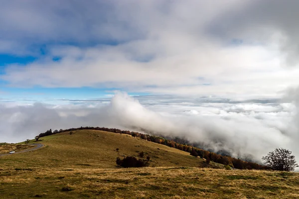 Обзор ландшафта от горы до океана облаков — стоковое фото