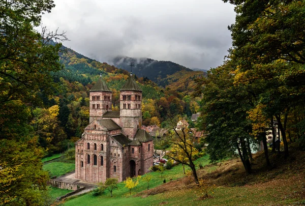 Abadia medieval velha em Murbach, Alsácia, cores do outono — Fotografia de Stock