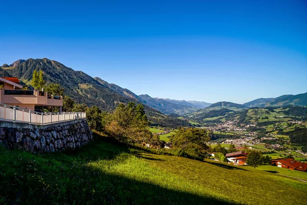Krásné letní alpské krajiny. Hory a slunce, modrá obloha, — Stock fotografie