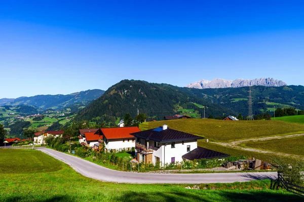 Mooie alpine zomerse landschap. Bergen en zon, blauwe hemel, — Stockfoto