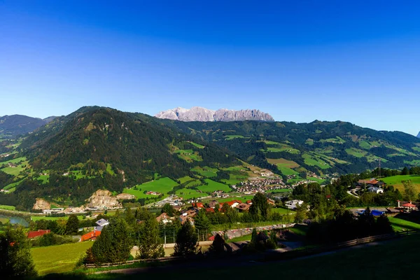 Güzel Alp yaz manzara. Dağlar ve güneş, mavi gökyüzü, — Stok fotoğraf
