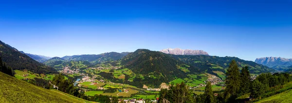 Vista panoramica del paesaggio alpino, estate — Foto Stock