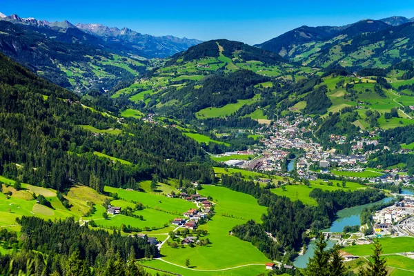 Hermoso paisaje alpino de verano. Montañas y sol, cielo azul , — Foto de Stock