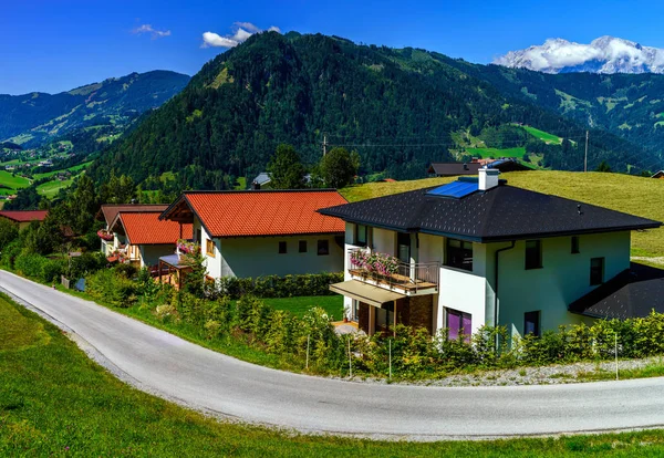 Mooie alpine zomerse landschap. Bergen en zon, blauwe hemel, — Stockfoto