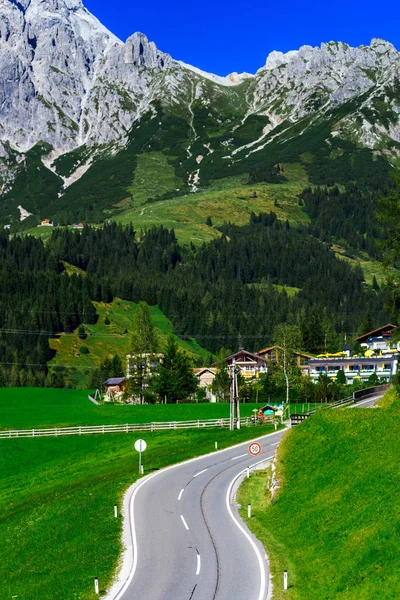 Красивый альпийский летний пейзаж. Горы и солнце, голубое небо , — стоковое фото