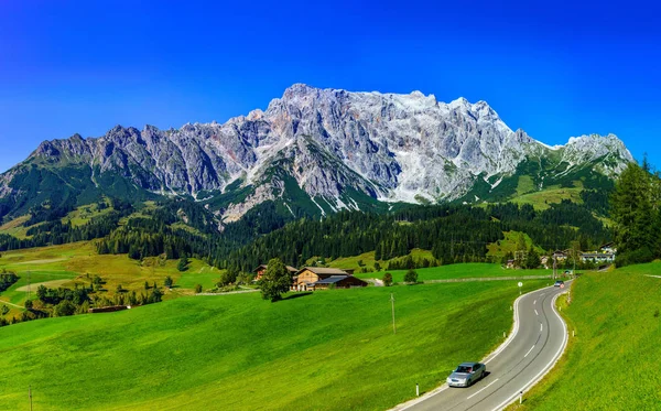 Mooie alpine zomerse landschap. Bergen en zon, blauwe hemel, — Stockfoto