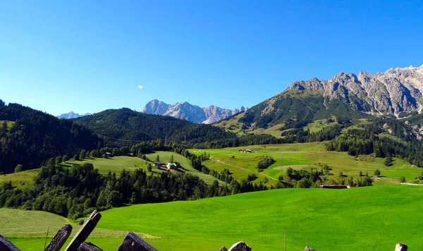 Mooie alpine zomerse landschap. Bergen en zon, blauwe hemel, — Stockfoto