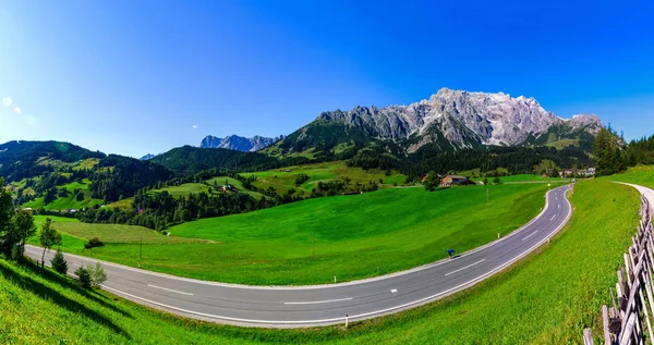Mooie alpine zomerse landschap. Bergen en zon, blauwe hemel, — Stockfoto