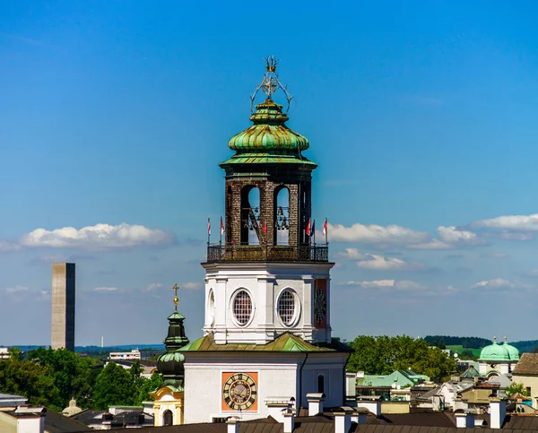 Paesaggio urbano di Salisburgo con bella chiesa — Foto Stock