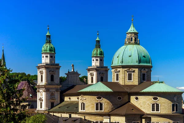 Cityscape de Salzburgo com bela igreja — Fotografia de Stock