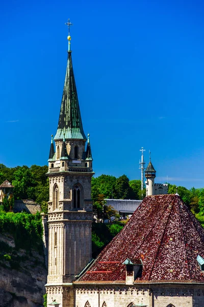 Eleganckie wysoka wieża kościoła w Salzburgu — Zdjęcie stockowe