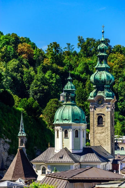 Eleganckie wysoka wieża kościoła w Salzburgu — Zdjęcie stockowe