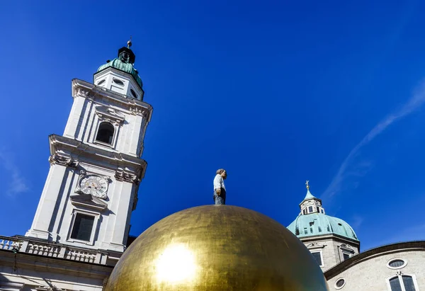 Zarif yüksek kilise kule Salzburg — Stok fotoğraf