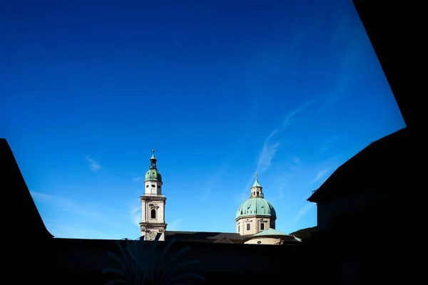 Stadsbilden i Salzburg med vacker kyrka — Stockfoto