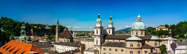 Cityscape de Salzburgo com bela igreja — Fotografia de Stock