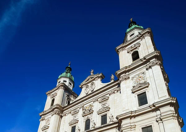 Eleganter hoher kirchenturm in salzburg — Stockfoto