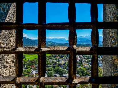 Caddesi, binalar ve windows, Salzburg eski Merkezi